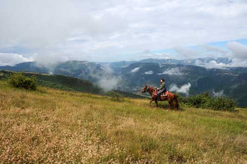 turismo sostenibile quattro giorni a cavallo da assisi a castelluccio 07